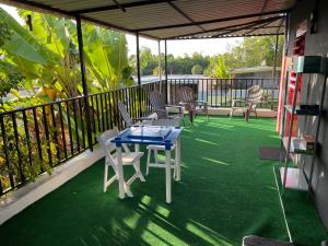 eine Terrasse mit einem Tisch und Stühlen auf einer Terrasse in der Unterkunft New updated 2 Bedroom Apartment in Bayamon, Puerto Rico in Bayamon