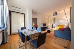 een woonkamer met een tafel, stoelen en een bank bij Ponte Vecchio Luxury Suite by Mmega in Florence