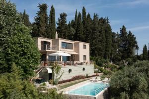 Bazén v ubytovaní Terra e Mare Seaview Villa with Private Pool & Beach access alebo v jeho blízkosti