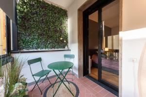 een kamer met 2 stoelen en een groene muur bij Ponte Vecchio Luxury Suite by Mmega in Florence