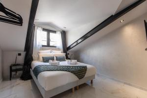 una camera da letto con un letto con due candele sopra di Résidence Topaze - Central - Luxurious - 50m Croisette Palais - LRA CANNES a Cannes