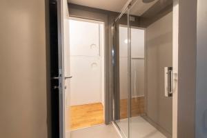 een inloopdouche met een glazen deur bij Ponte Vecchio Luxury Suite by Mmega in Florence +12 foto's