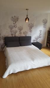 1 dormitorio con 1 cama blanca grande en una habitación en Maison alsacienne en Oberbetschdorf