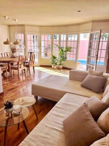 Posedenie v ubytovaní lujosa villa con piscina privada
