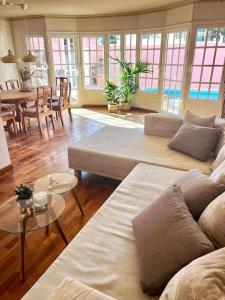 Posedenie v ubytovaní lujosa villa con piscina privada