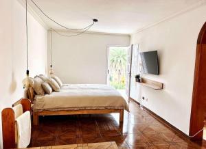 Posteľ alebo postele v izbe v ubytovaní lujosa villa con piscina privada