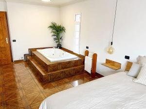 Posteľ alebo postele v izbe v ubytovaní lujosa villa con piscina privada
