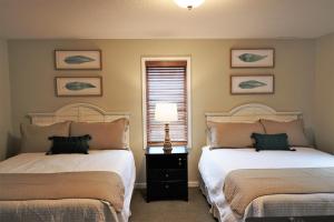 1 Schlafzimmer mit 2 Betten und einem Fenster in der Unterkunft Bay Colony 762 - Lower in Nisswa