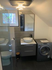 un bagno con lavatrice e lavandino di Au coeur de la ville a Bourges