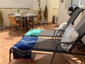 Posedenie v ubytovaní 2 Bedroom Apartment with Sea Views
