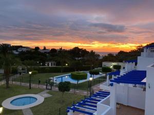 Bazén v ubytovaní 2 Bedroom Apartment with Sea Views alebo v jeho blízkosti