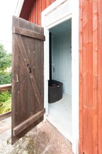 an open door to a bathroom with a toilet behind it at Hannaksen tila in Korppoo
