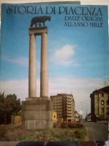 Un libro con un monumento con un oso encima. en Emmanueli65 fronte clinica per 4 matrimoniale e castello en Piacenza