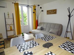 Fotografia z galérie ubytovania Cadurci 2 - Superbe appartement, climatisé avec balcon- Wifi v destinácii Vayrac