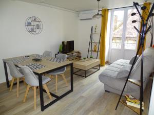Fotografia z galérie ubytovania Cadurci 2 - Superbe appartement, climatisé avec balcon- Wifi v destinácii Vayrac