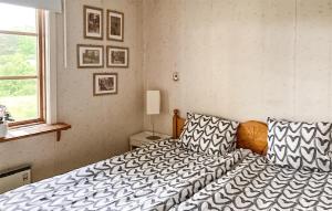 Postel nebo postele na pokoji v ubytování Amazing Home In Frjestaden With Kitchen