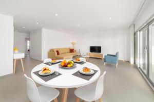 a white table and chairs in a living room at Sunset Views - By SCH in Nazaré
