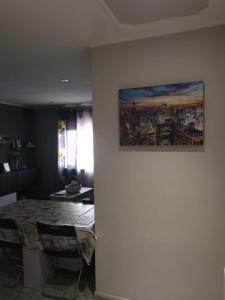 ein Zimmer mit einem Tisch und einem Gemälde an der Wand in der Unterkunft Apartamento Duartes en Barbastro vistas al pirineo in Barbastro