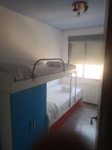 Katil atau katil-katil dalam bilik di Apartamento Duartes en Barbastro vistas al pirineo