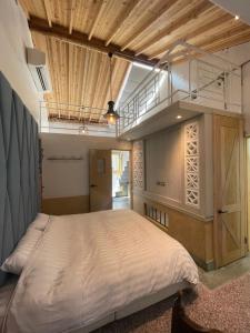 台南的住宿－阡陌-錦町民宿，一间带大床和楼梯的卧室