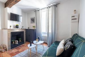 ein Wohnzimmer mit einem Sofa und einem Kamin in der Unterkunft Superbe appartement Montélimar in Montélimar