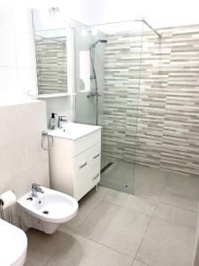 Koupelna v ubytování The Penthouse Rebreanu Towers + 10 fotografií