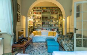 A seating area at 5 Bedroom Amazing Home In Grottaferrata