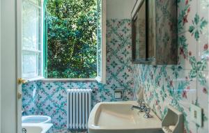 A bathroom at 5 Bedroom Amazing Home In Grottaferrata