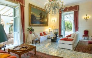 A seating area at 5 Bedroom Amazing Home In Grottaferrata