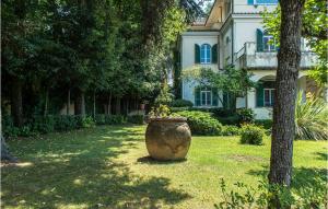 A garden outside 5 Bedroom Amazing Home In Grottaferrata