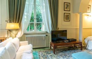 A seating area at 5 Bedroom Amazing Home In Grottaferrata