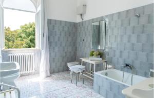 A bathroom at 5 Bedroom Amazing Home In Grottaferrata