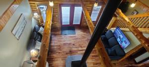 una vista aérea de una escalera en una casa de madera en Tobermory Peaceful Private Entire Cottage Log Home Spacious Fully Equipped en Miller Lake