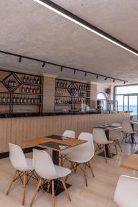 Lounge nebo bar v ubytování Azure Mare Hotel