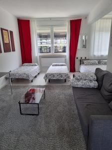 sala de estar con 3 camas y sofá en Schönes modernes Loft in Essen - Südviertel, en Essen