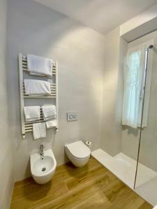 オルベテッロにあるB&B Il Gabbianoのバスルーム(トイレ、洗面台、シャワー付)