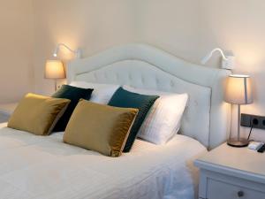 A bed or beds in a room at Castellpetit