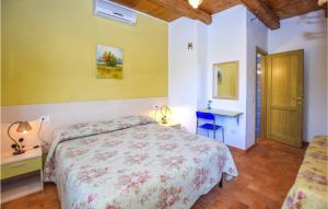 Schlafzimmer mit einem Bett, einem Schreibtisch und einem Waschbecken in der Unterkunft Stunning Home In Valentano With Kitchen in Valentano