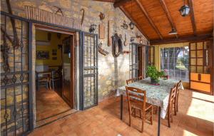 ein Esszimmer mit einem Tisch und Stühlen auf einer Terrasse in der Unterkunft Stunning Home In Valentano With Kitchen in Valentano