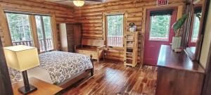 Postel nebo postele na pokoji v ubytování Tobermory Peaceful Private Entire Cottage Log Home Spacious Fully Equipped + 30 fotografií