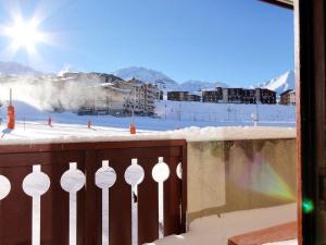 Appartement Plagne Soleil, 3 pièces, 6 personnes - FR-1-455-48にあるバルコニーまたはテラス