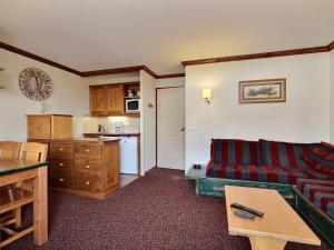a living room with a couch and a kitchen at Appartement 3 pièces avec balcon et 2 salles de bains, 6 personnes, Plagne Soleil - FR-1-455-48 in Plagne Villages