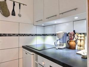 A cozinha ou kitchenette de Appartement La Plagne, 4 pièces, 6 personnes - FR-1-455-53