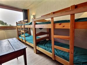 Appartement La Plagne, 3 pièces, 6 personnes - FR-1-455-95にある二段ベッド