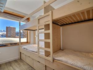 Katil dua tingkat atau katil-katil dua tingkat dalam bilik di Appartement La Plagne, 2 pièces, 4 personnes - FR-1-455-66