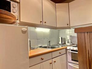 Una cocina o kitchenette en Studio La Plagne, 2 pièces, 4 personnes - FR-1-455-77