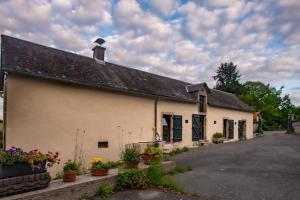 a building with a bird on the roof of it at Le Pamparou, coquette maison au calme in Albussac