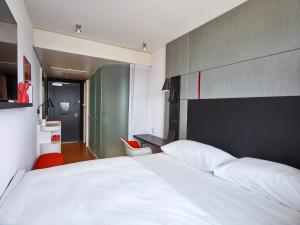Postel nebo postele na pokoji v ubytování citizenM Seattle Pioneer Square