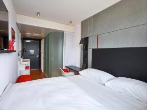 Giường trong phòng chung tại citizenM Seattle Pioneer Square