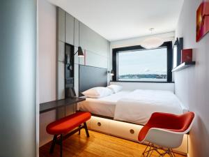 Giường trong phòng chung tại citizenM Seattle Pioneer Square